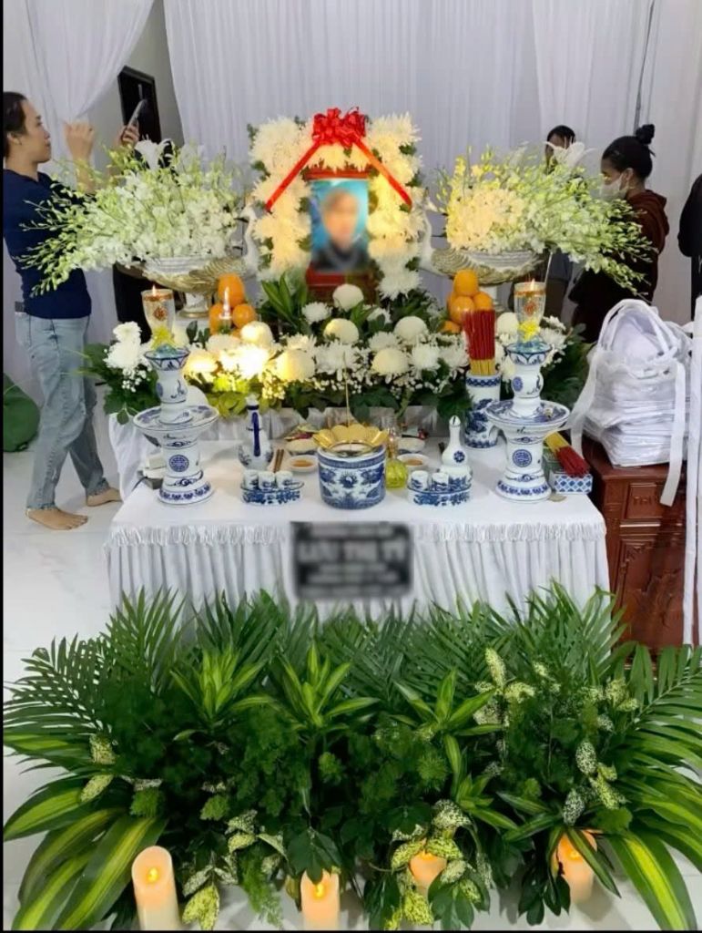 Linh đường trang trọng với trang trí hoa
