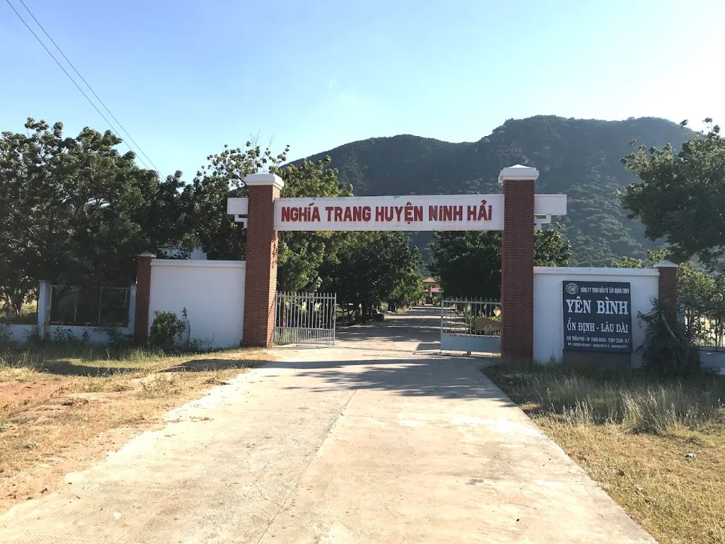Cổng chính Nghĩa Trang Huyện Ninh Hải