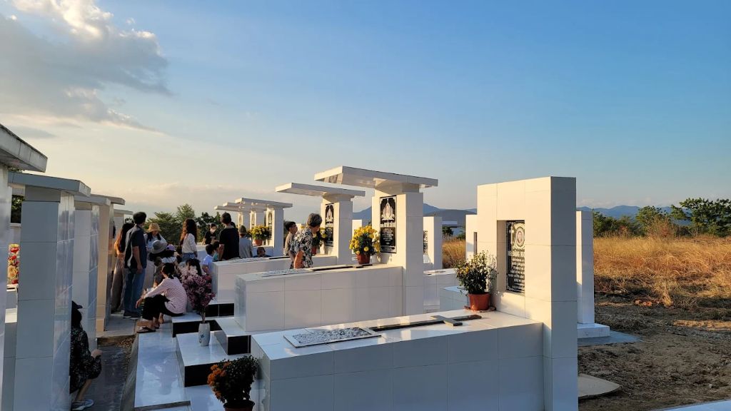 Nghĩa trang hiện đại với mộ trắng